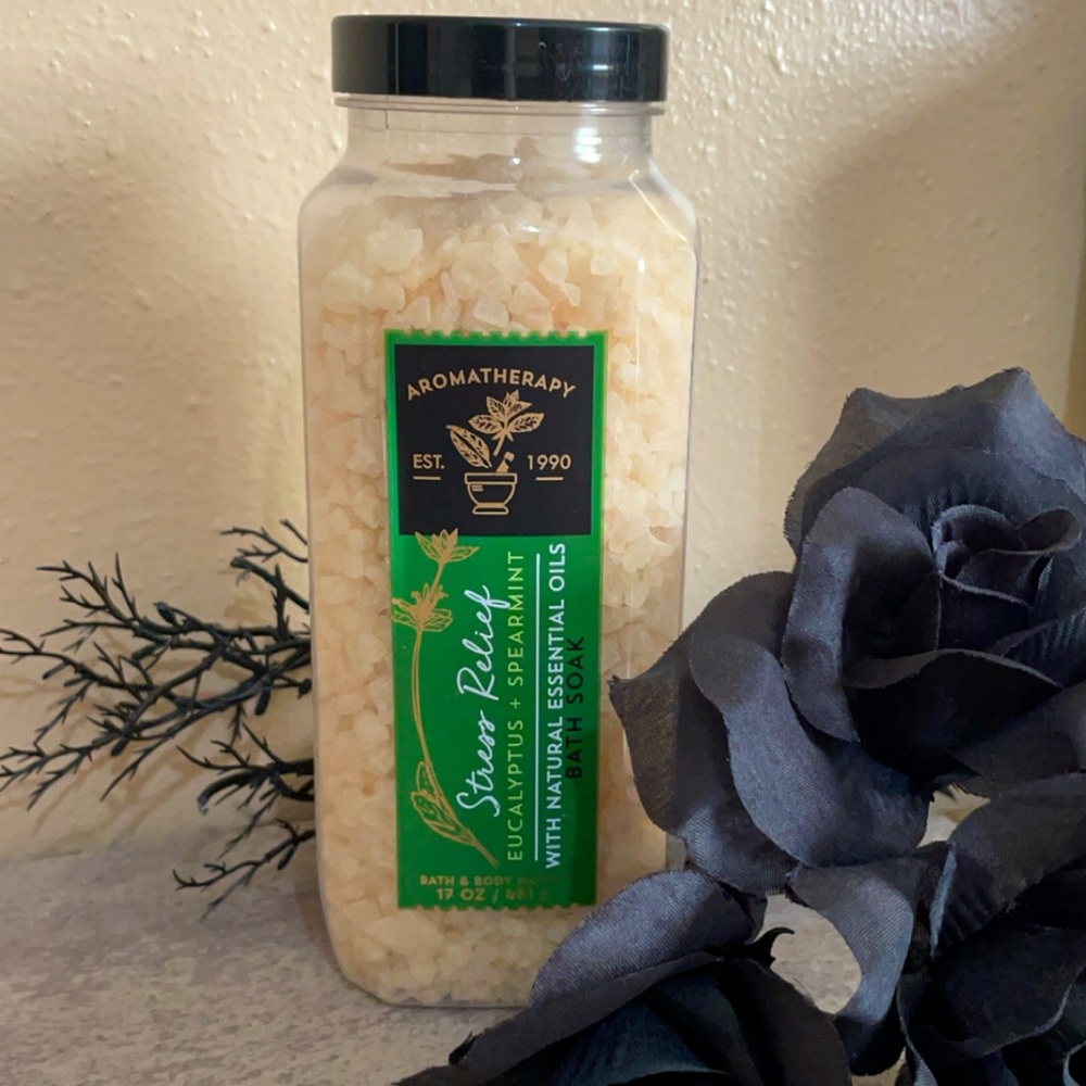 Bath & Body Works Aromatherapy Stress Relief Bath Soak (17 oz)
